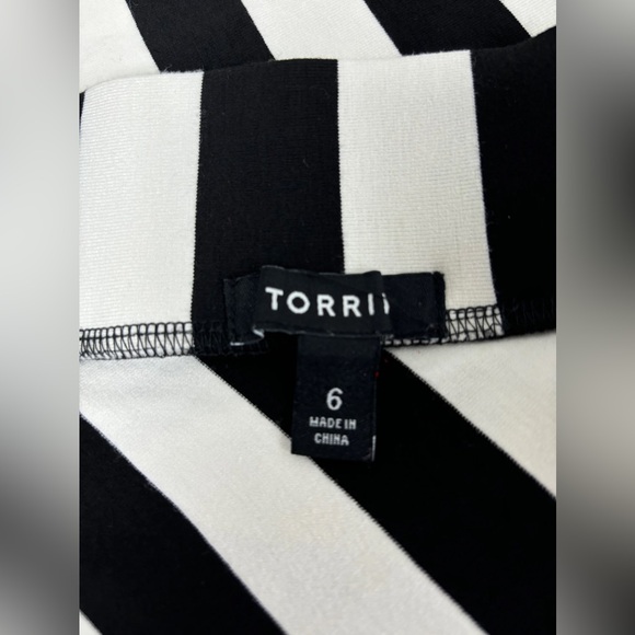 Torrid Black & White Striped Hi-Low Maxi Skirt - Size 6 (30) - Picture 4 of 4